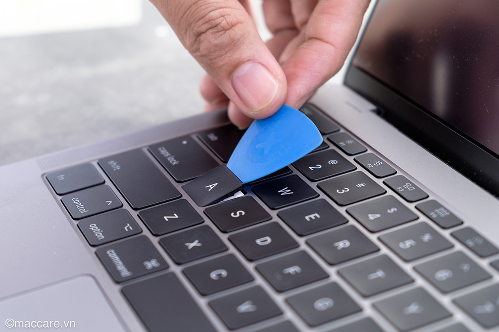 Thay 1 phím Macbook khi bị bung, gãy, mờ