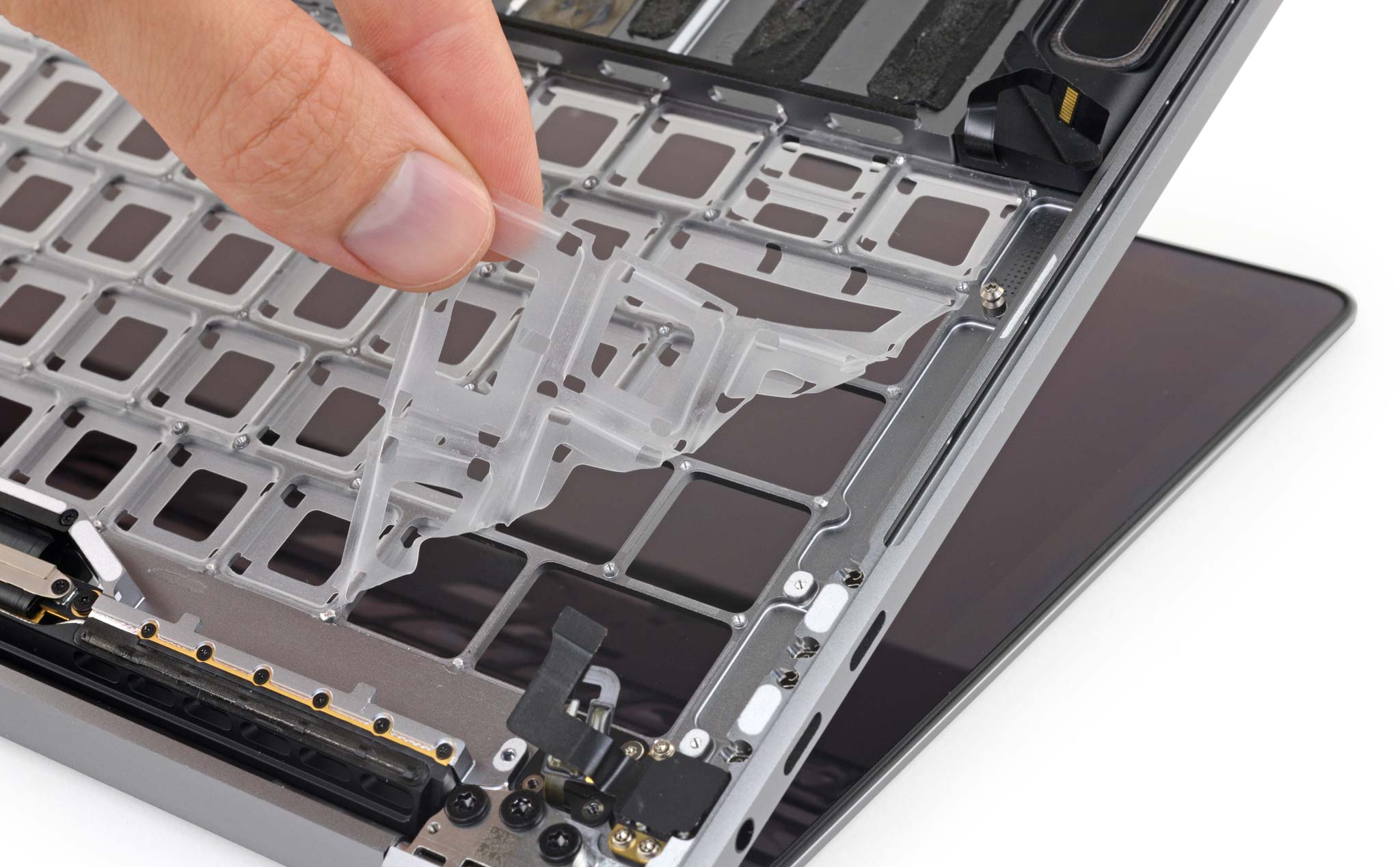 Test bàn phím mới của MacBook Pro 2018: bụi nhỏ khó lọt vào hơn, phím dễ gỡ hơn