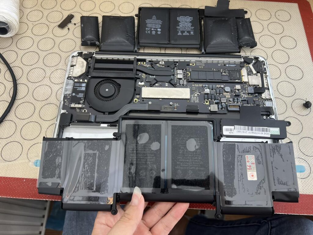 Thay pin macbook