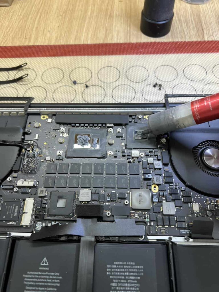 Tra keo tản nhiệt MacBook