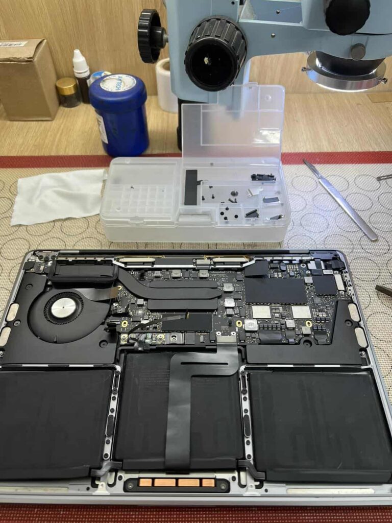 Sửa MacBook bị nóng máy tại Shop Táo